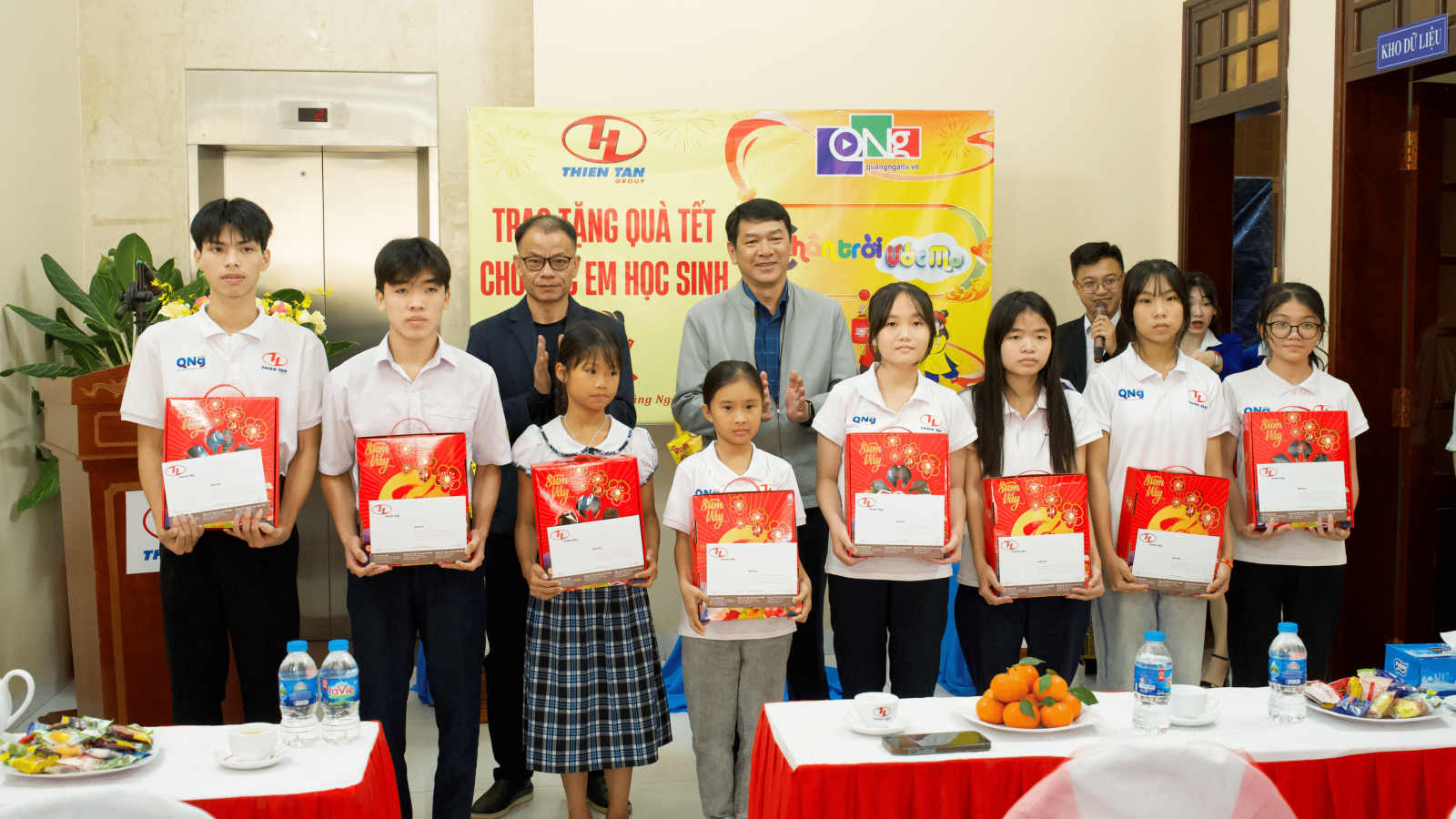 Thien Tan Group Presents Tet Gifts to Students in the “Dream Horizon” Scholarship Program