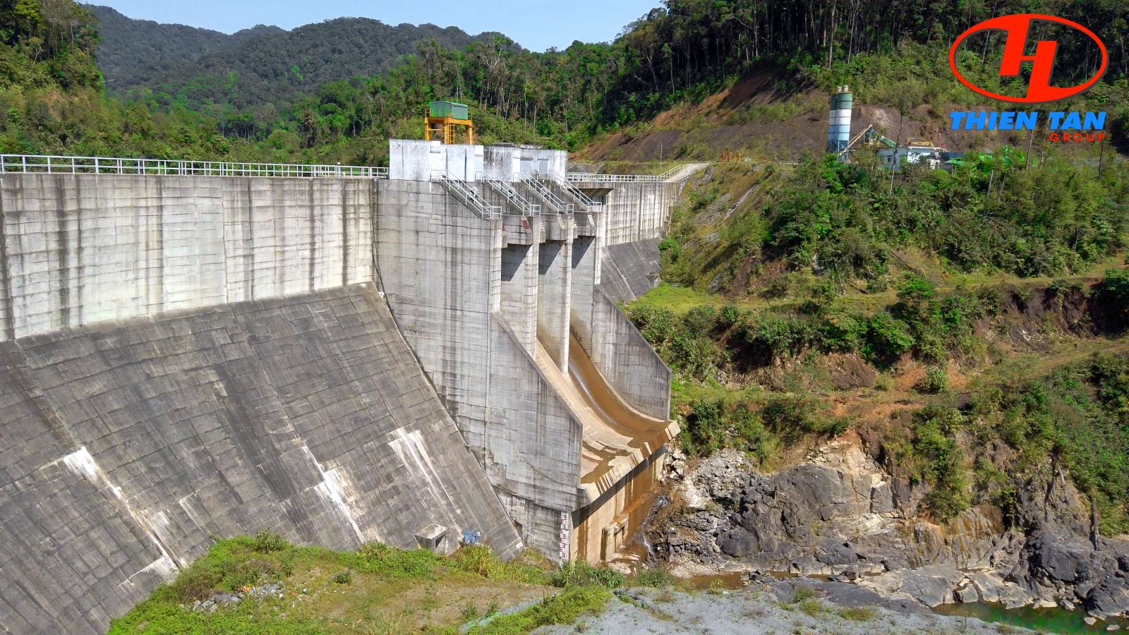 Panoramic view of DakRe Dam radial gates